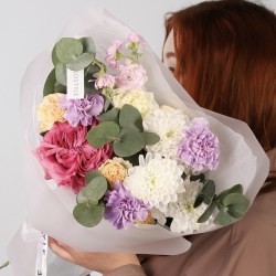 Сборный букет с пионовидной розой и хризантемой